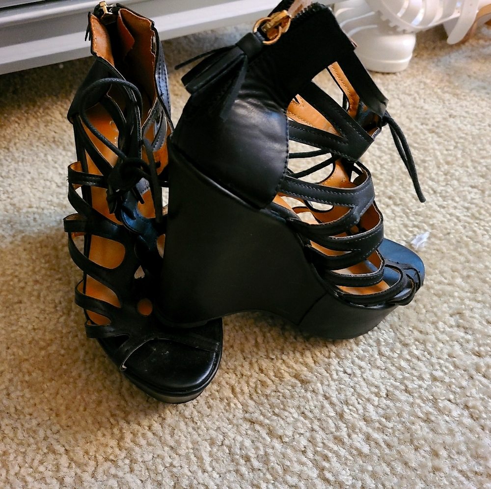 Black Zig Zag Heels👠